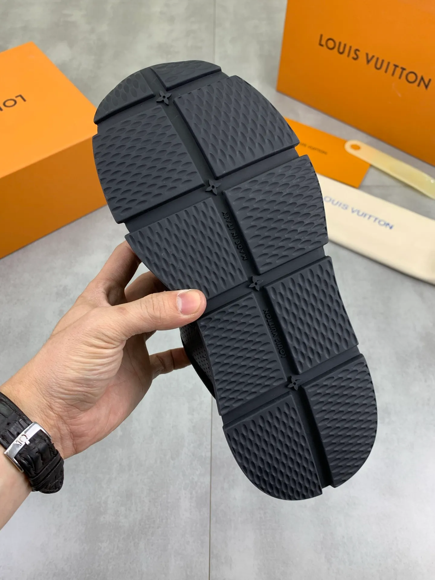 Factory price P700 💶 Top version [LOUIS VUITTON] Couple 🧑‍🤝‍🧑 Craftsman style Counter series (original order) New style 🍀LV Louis Vuitton - top version LV classic high-top trendy shoes! Made of imported original craft calfskin, original breathable lining, and original wear-resistant, lightweight, high-end TPU outsole! High quality products! 3️⃣ colors available, code numbers: female 35-39, male 39-44 (female 40, male 45 46 customized)